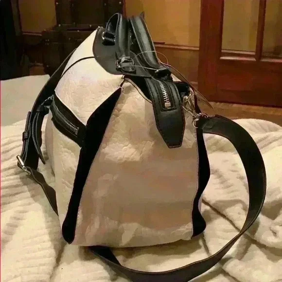 Satchel - Picture 2 of 7